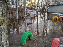 В Кирове на затопленной территории детского сада плавают утки