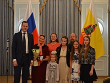Губернатор Павел Малков поздравил многодетных с Днём матери