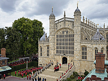 Гроб с телом Елизаветы II опустили в королевский склеп в часовне Виндзорского замка