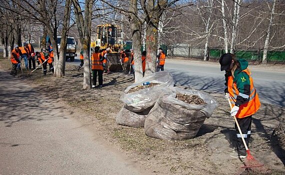 Работники "ТАИФ-НК" навели порядок на улице Лесной и очистили территорию родника вблизи Нижнекамска