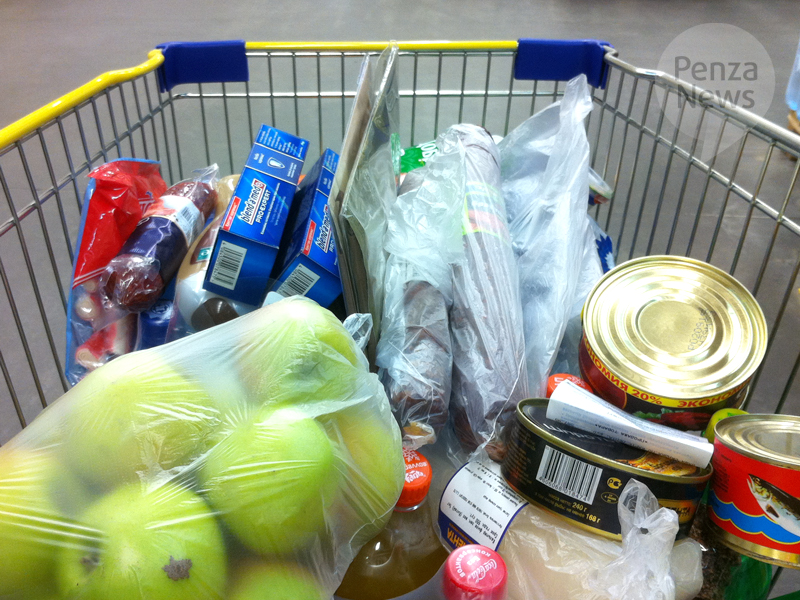 В Каменке росгвардейцы задержали женщину, пытавшуюся вывезти из супермаркета тележку с продуктами на сумму около 8,7 тыс. рублей