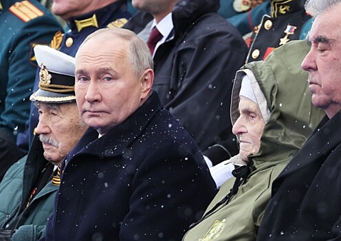 Стало известно о сидящей рядом с Путиным на параде Победы снайперше