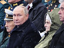 Стало известно о сидящей рядом с Путиным на параде Победы снайперше