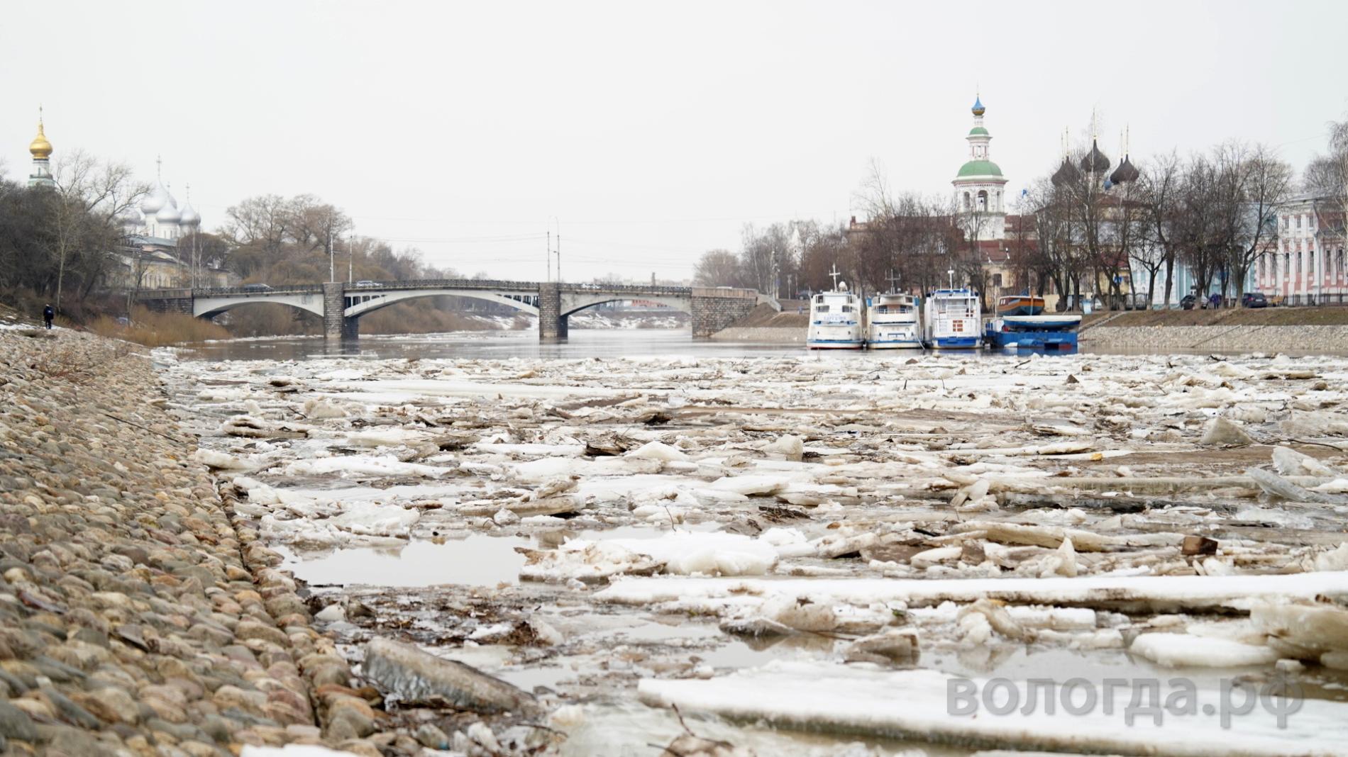 Уровень воды в реке Вологде сохраняется ниже критической отметки