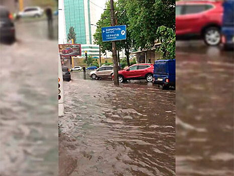 Улицы Киева ушли под воду