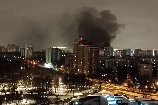 В Москве начался крупный пожар в автосервисе