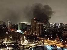 В Москве начался крупный пожар в автосервисе