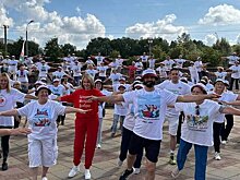 Фигурист Илья Авербух провел "Зарядку долголетия" в Вешняках