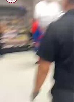 «Человек-паук» устроил драку в супермаркете и попал на видео