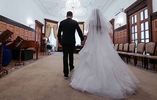 В Госдуме приняли поправку о браке