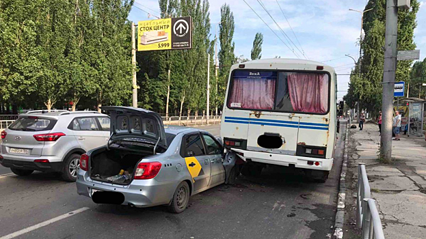 При столкновении такси и автобуса в Саратове пострадал мужчина