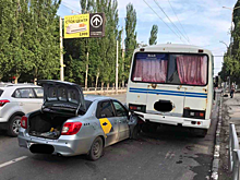 При столкновении такси и автобуса в Саратове пострадал мужчина