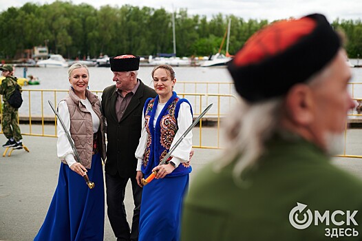 На бревне и на "коне". В омском парке прошёл "Казачий разгуляй"