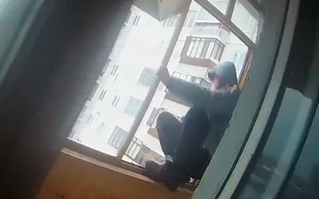 В Томске сотрудники полиции спасли мужчину от падения с балкона пятого этажа