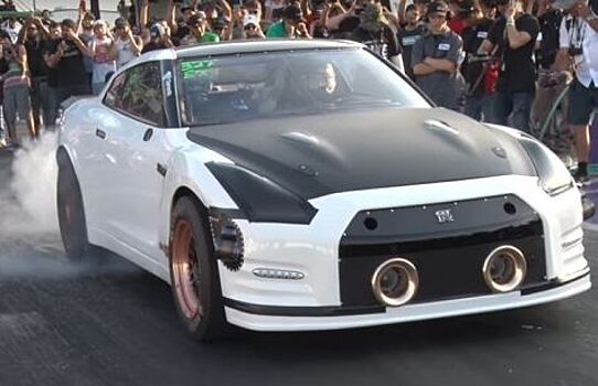 2500-сильный Nissan GT-R устанавливает рекорд по преодолению ¼ мили