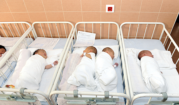 Губернатор Новгородской области предложил доплачивать 100 тысяч рублей за рождение первого ребенка