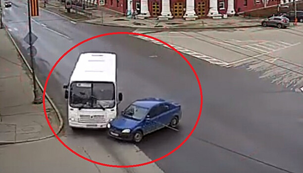 Легковой автомобиль столкнулся с автобусом в центре Петрозаводска
