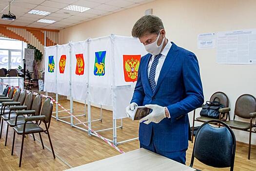 Олег Кожемяко уже сделал свой выбор на одном из избирательных участков в первый день голосования