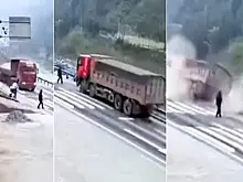 Блуждающий пешеход отправил фуру в кювет: видео