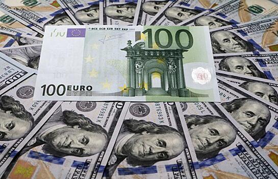 Россияне в сентябре в 2,6 раза больше обменивали доллары, чем евро