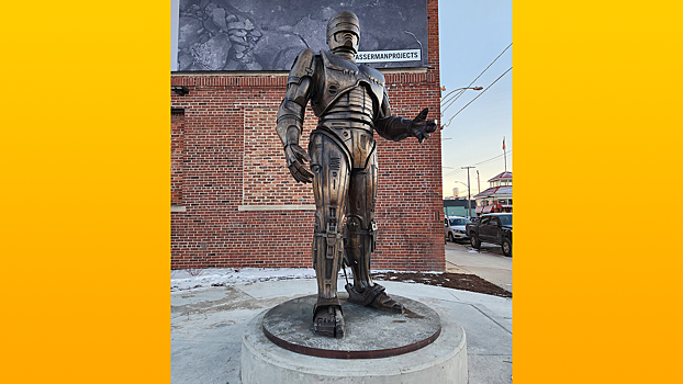 В Детройте установили трехметровую бронзовую статую Робокопа