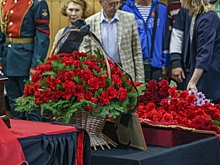 Артисты по всему миру скорбят по Алену Делону