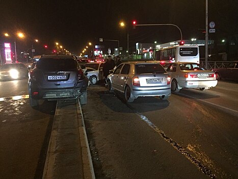 «Лада Приора» спровоцировала массовое ДТП на Большевичке