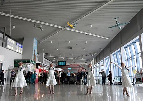 В аэропорту Якутска открылась выставка картин «Полет кисти»
