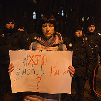 В ходе визита Порошенко в Харьков активисту порвали плакат «Кто заказал Катю Гандзюк?»