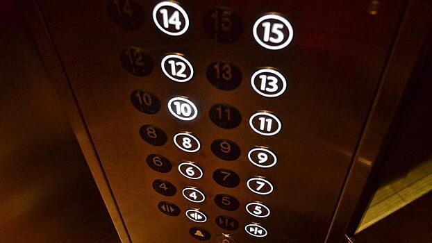 Лифт с двумя пассажирами рухнул с 12-метровой высоты