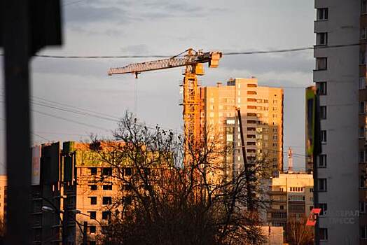 ​Жители Екатеринбурга пожаловались на стройку «Брусники» из-за попадающих на машины бетона и цемента
