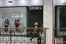 В Екатеринбурге заклеили вывеску Zara в поддержку спецоперации