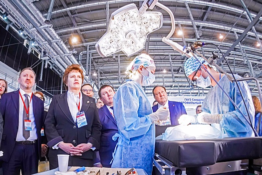 В Екатеринбурге на медицинской выставке прямо на стенде прооперировали свиное сердце