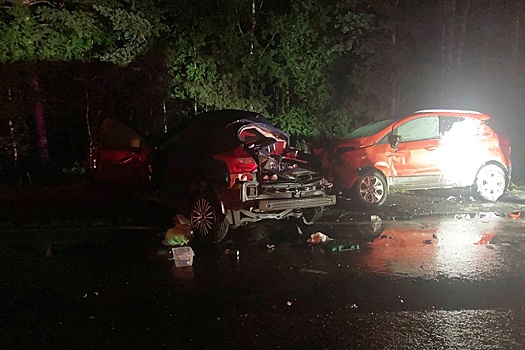 Под Тюменью столкнулись грузовик FAW и два автомобиля марки Ford