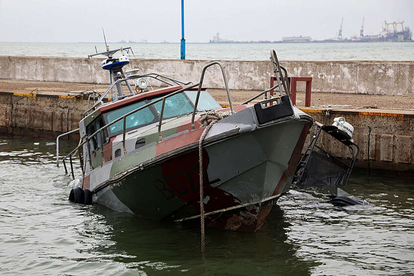 Затонувшие катера морской охраны Государственной пограничной службы Украины неподалеку от морского порта в Мариуполе, 19 апреля 2022 года