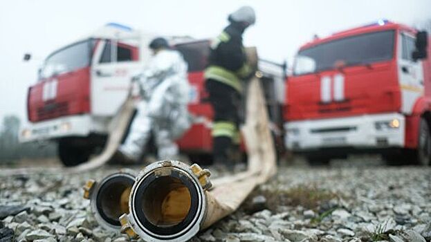 В Долгопрудном обрушилась кровля горящего склада