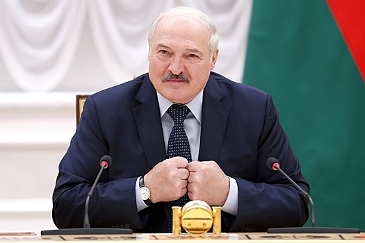 Лукашенко поздравил соотечественников с Днем Конституции