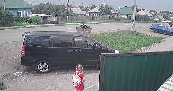 Девятилетняя девочка в кузбасском городе забросала чужой автомобиль камнями