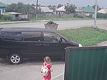 Девятилетняя девочка в кузбасском городе забросала чужой автомобиль камнями