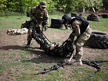 Раненый солдат ВСУ Цветков пел гимн РФ, пока его нес российский боец