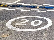 Восемь дворовых проездов Зеленограда в этом году оборудуют «лежачими полицейскими»