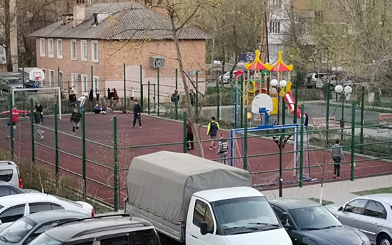 Игнорируя запреты школьники играли в футбол на спортплощадке в Ростове