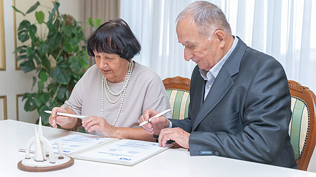 Глава Салехарда поздравил семью Савчук с золотой свадьбой