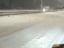 На трассах в Подмосковье начался "снежный армагеддон"