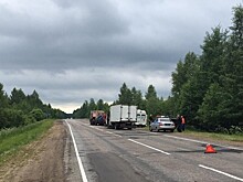 Под Тверью "Газель" врезалась в стоящий КАМАЗ дорожной службы