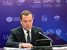 Медведев «проехался» по новой процедуре техосмотра