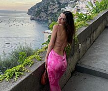 Эмили Ратаковски VS Сара Сампайо: кому розовое платье идет больше