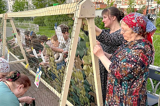 Москвичи плетут в парке маскировочные сети в помощь участникам СВО