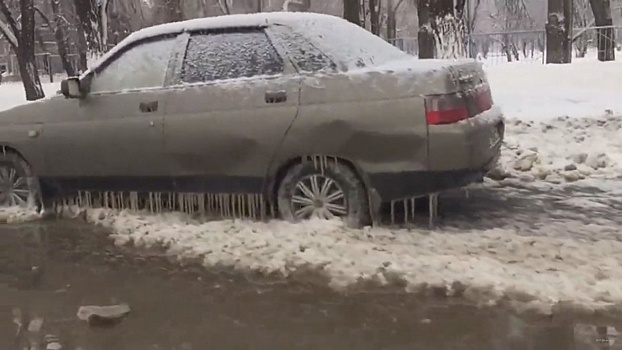 Десятки автомобилей угодили в ледяную ловушку в Воронеже