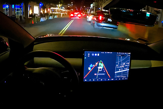 Видео: Tesla с новым автопилотом передвигается ночью по оживленным улицам